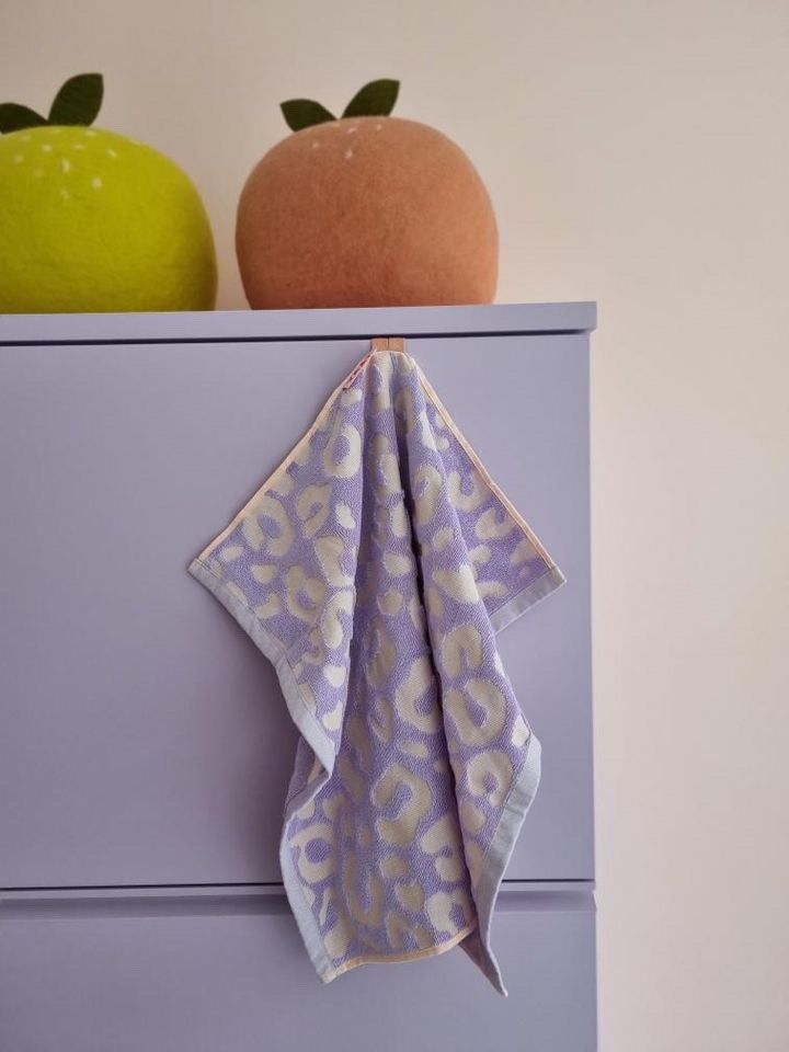 Lila keukenhanddoek met luipaardreliëf in de keuken
