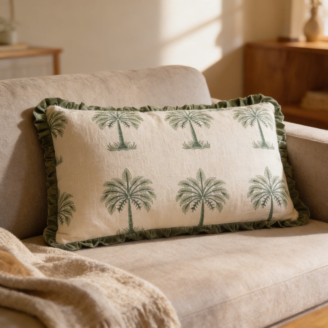 Palm Kussen 40x60 cm – Beige met Groene Print & Ruffle Rand