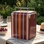 Zuiver Cooler Be Wine Burgundy – sfeerbeeld tuintafel in de namiddagzon