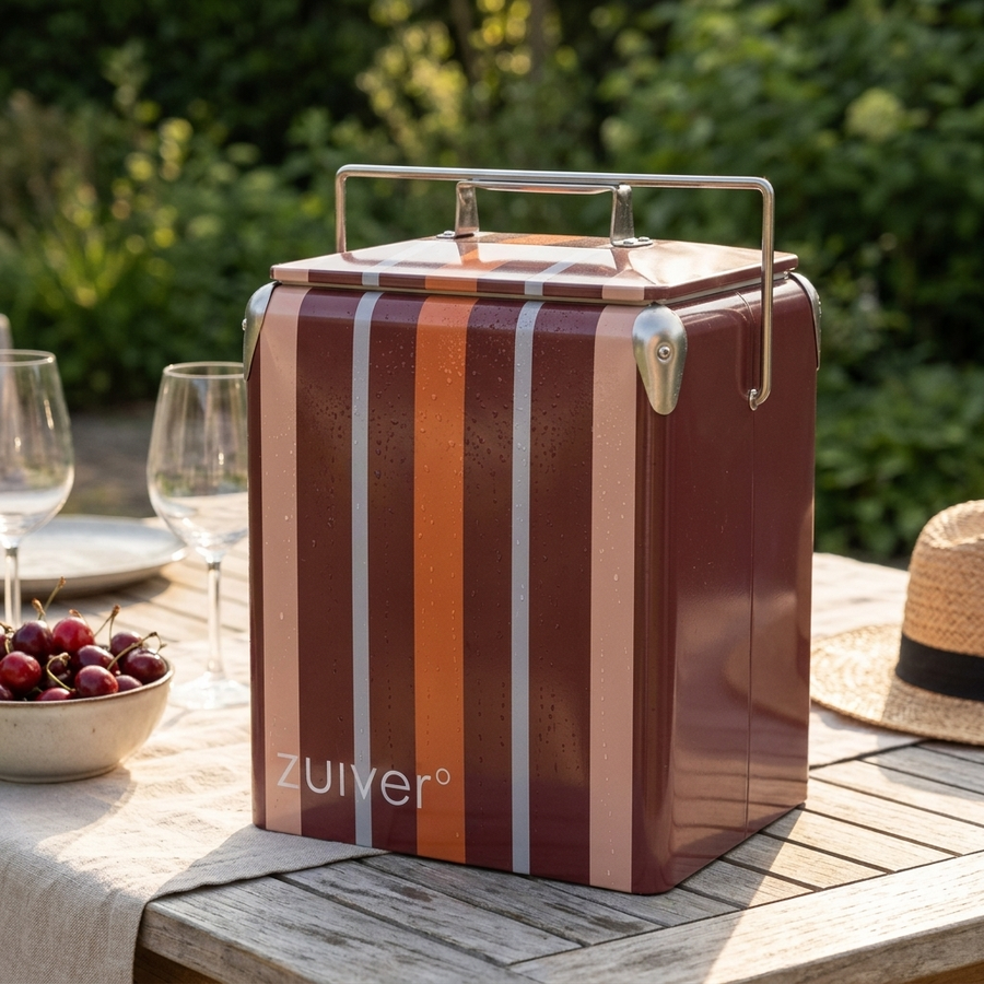 Zuiver Cooler Be Wine Burgundy – sfeerbeeld tuintafel in de namiddagzon