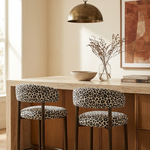 Paloma Barkruk panter zwart wit aan een keukeneiland