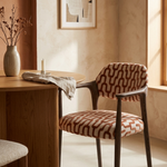Paloma Eetkamerstoel Romi 58 terracotta aan een eettafel