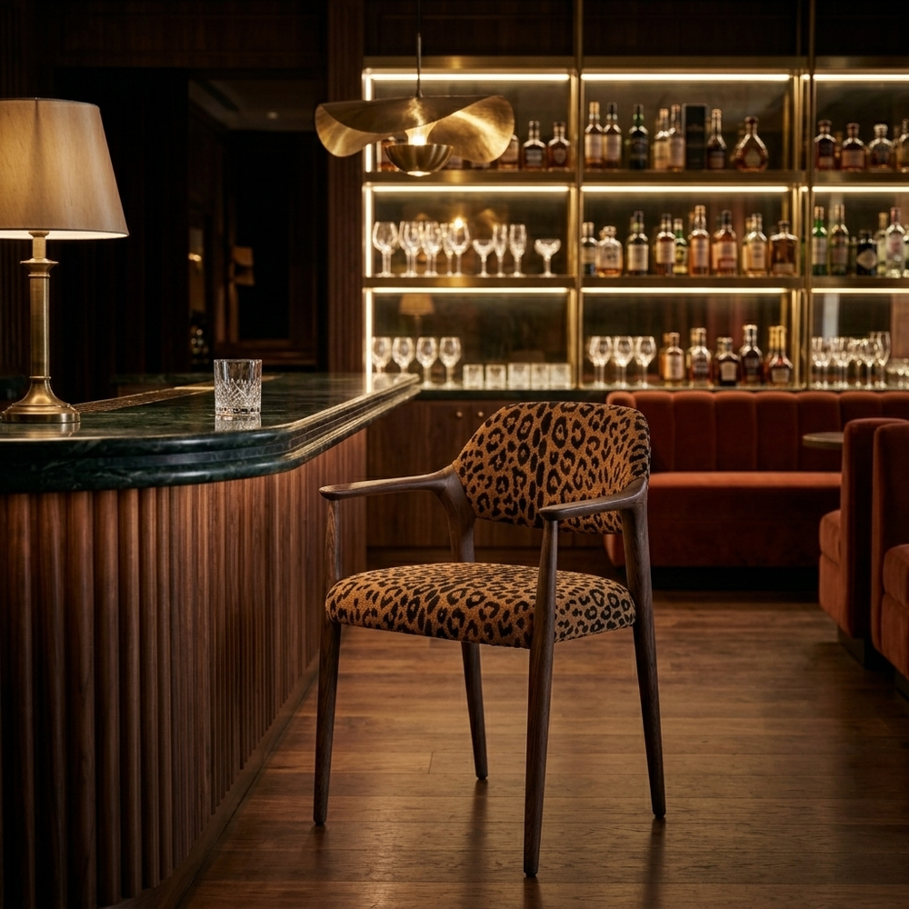 Paloma Eetkamerstoel Wild 242 panter in een restaurantbar