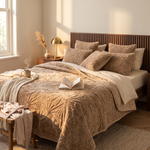 Beige bedsprei op een opgemaakt bed - Sunday morning sfeerbeeld