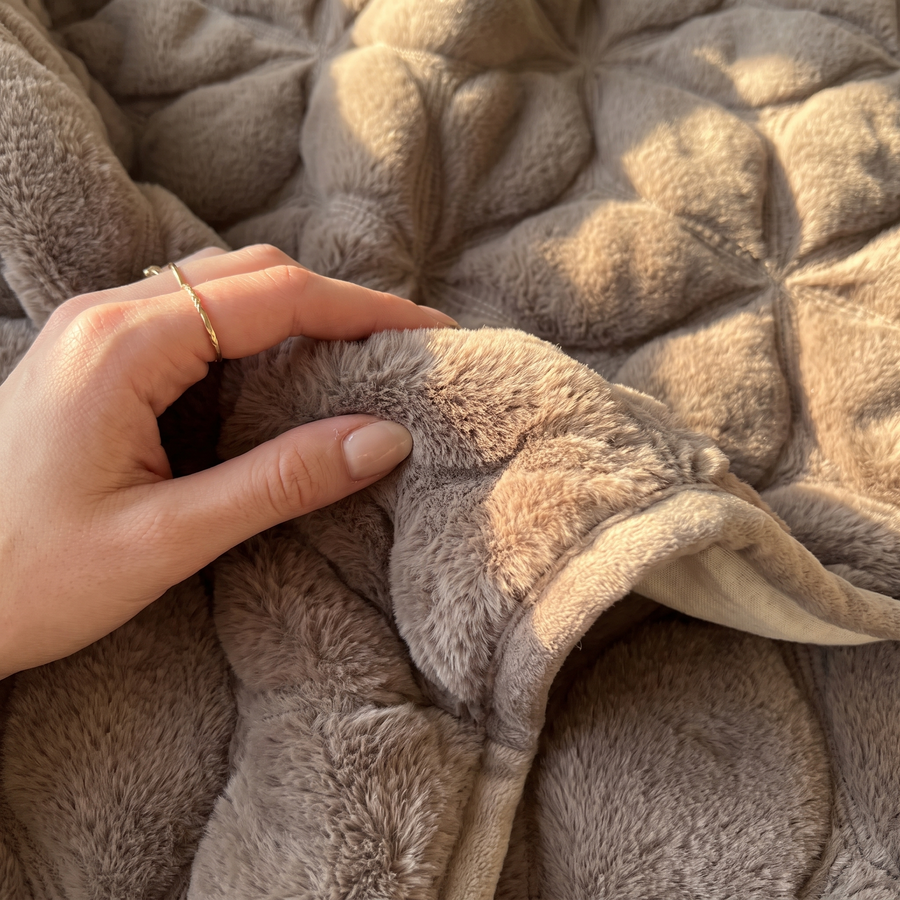 Detail van het reliëf en zachte bontlook van de bedsprei