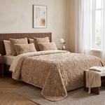 Bedsprei bontlook gewatteerd 240x260 cm in beige bladmotief - luxe slaapkamer sfeerbeeld