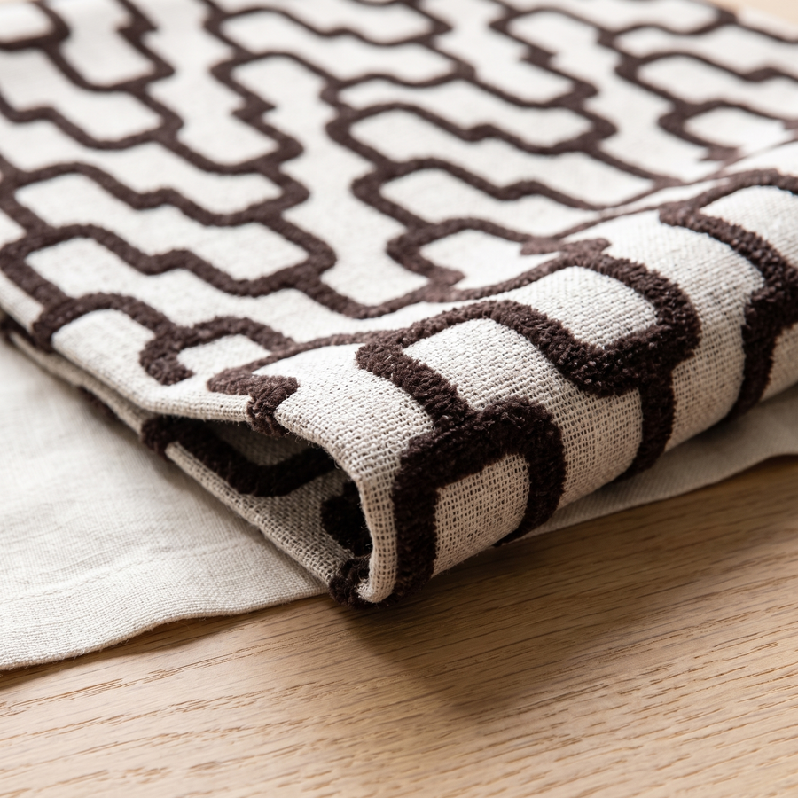 Romi 65 Bruin Aubergine stofstaal - close-up van de chenille stof