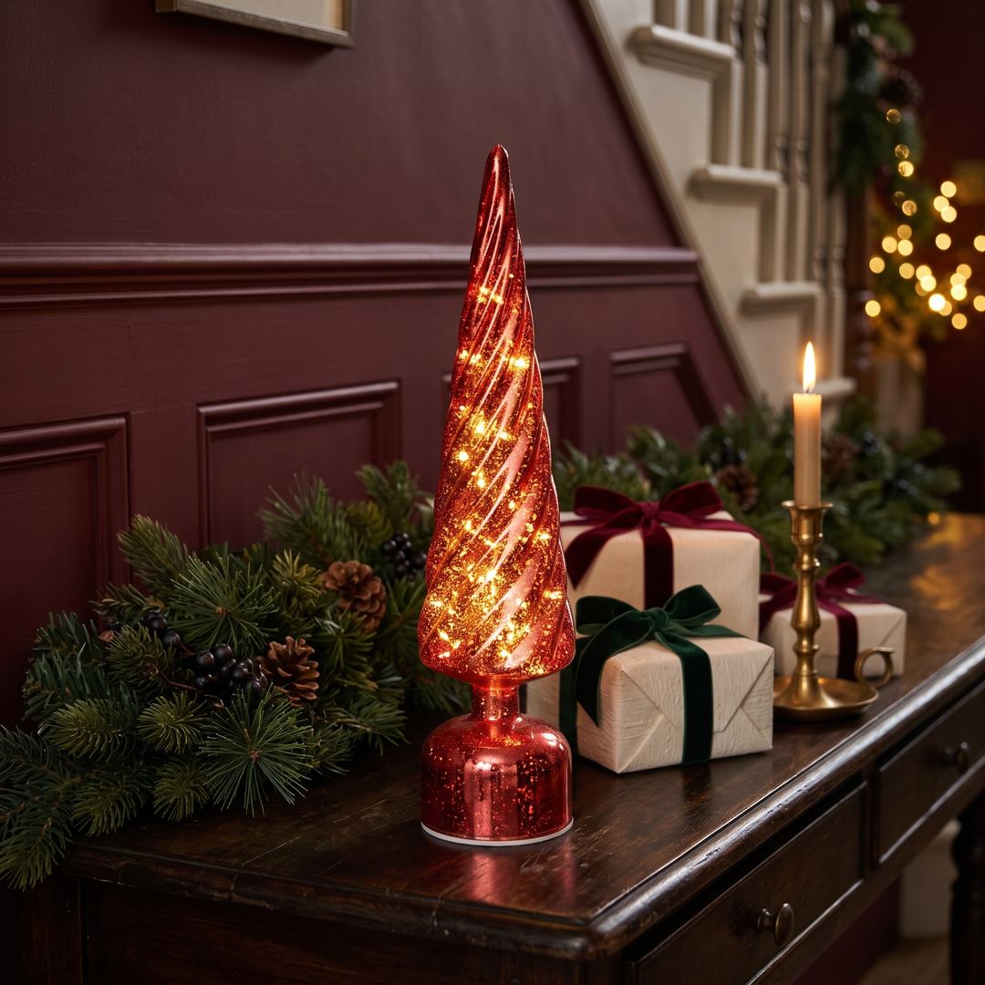 Kerstboom LED glas rood gedraaid 40 cm op een sidetable met cadeaus