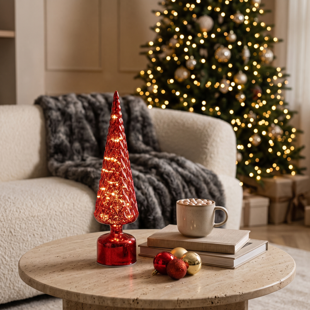 Kerstboom LED glas rood 35 cm op een travertin salontafel in kerstsfeer