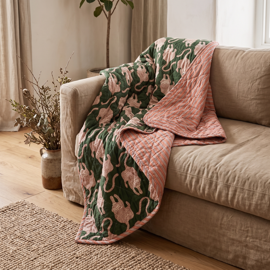 Katoenen quilt met tijgerprint over een beige bank in de woonkamer