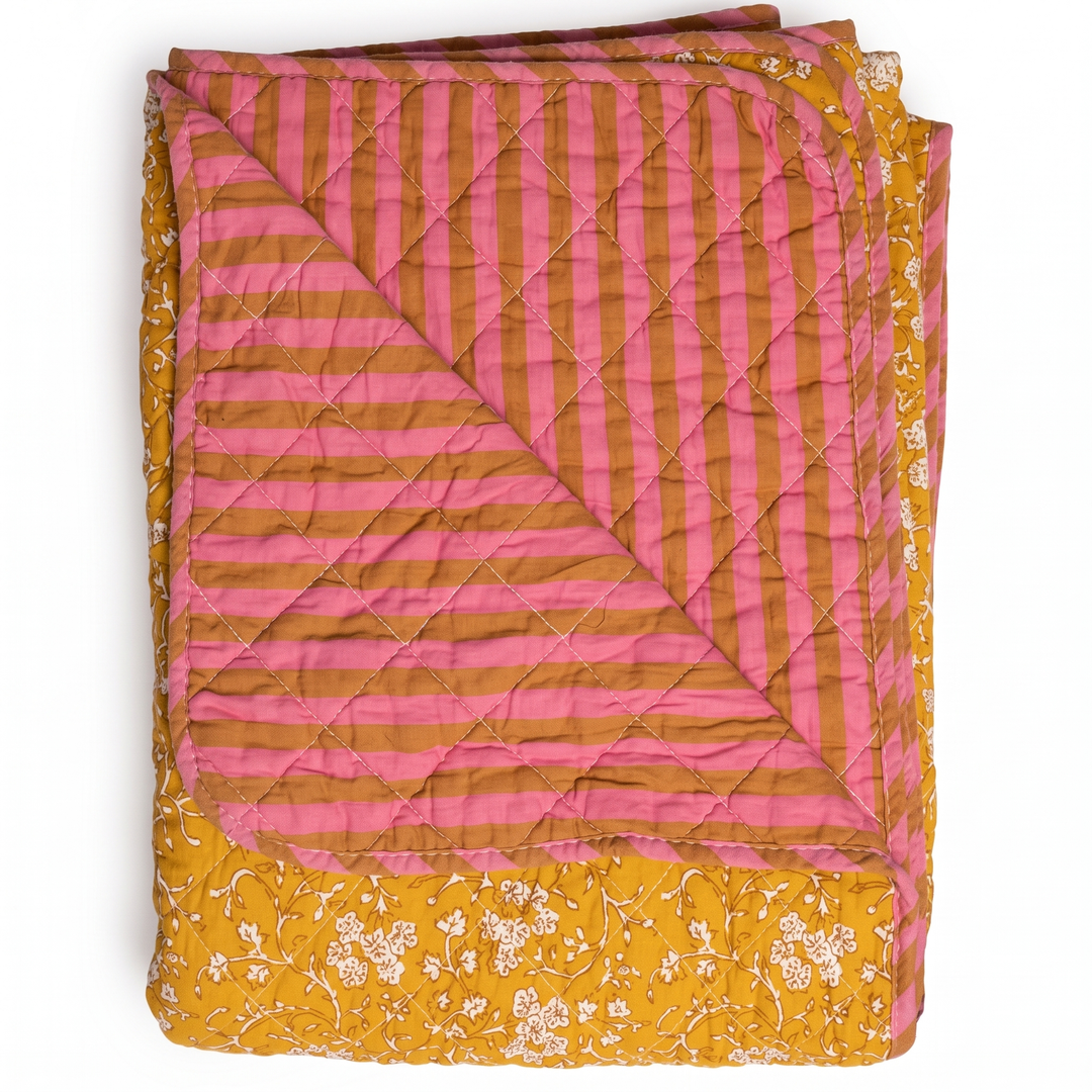 Plaid quilt katoen bloemetjesdessin geel en roze 140x180 cm, opgevouwen