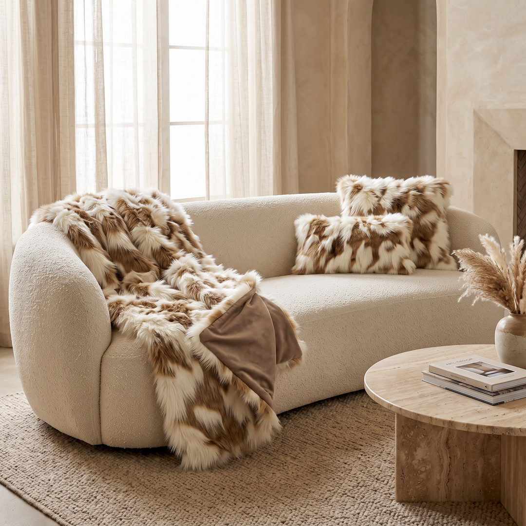 Hoii Gabriella plaid en Gabriel sierkussens als set op een crème bouclé bank – bontlook naturel bruin