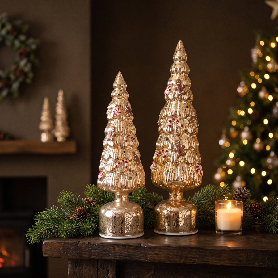 Gouden LED kerstbomen op schouw met kerstgroen en kaars