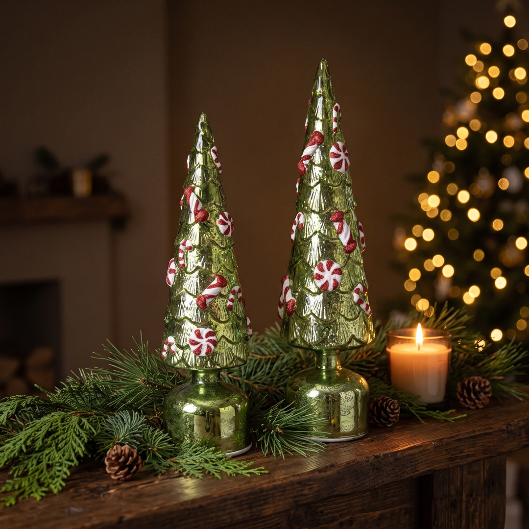 Groene LED kerstbomen op schouw met kerstgroen en kaars