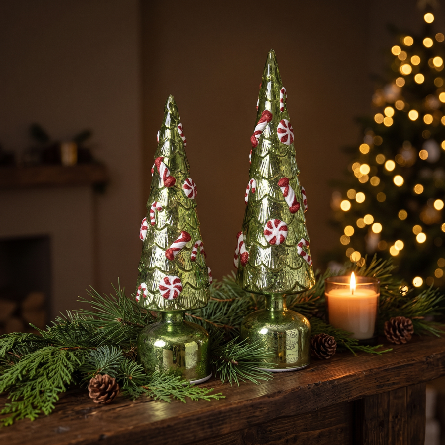 Groene LED kerstbomen op schouw met kerstgroen en kaars