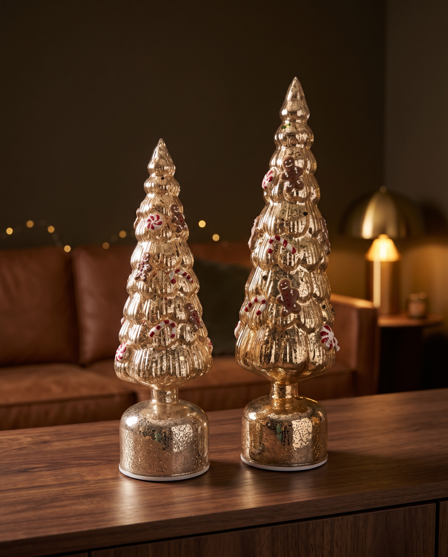 Gouden glazen LED kerstbomen met gingerbread op dressoir in warme woonkamer