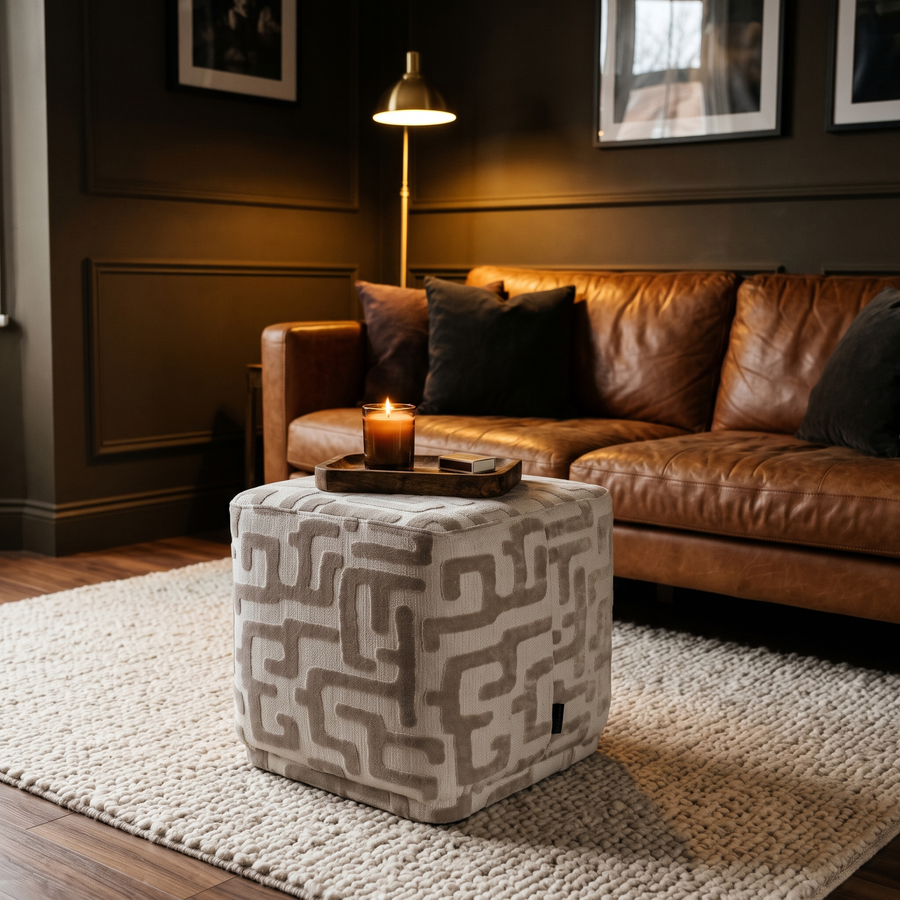 Vierkante poef met doolhofprint naturel voor cognac leren bank
