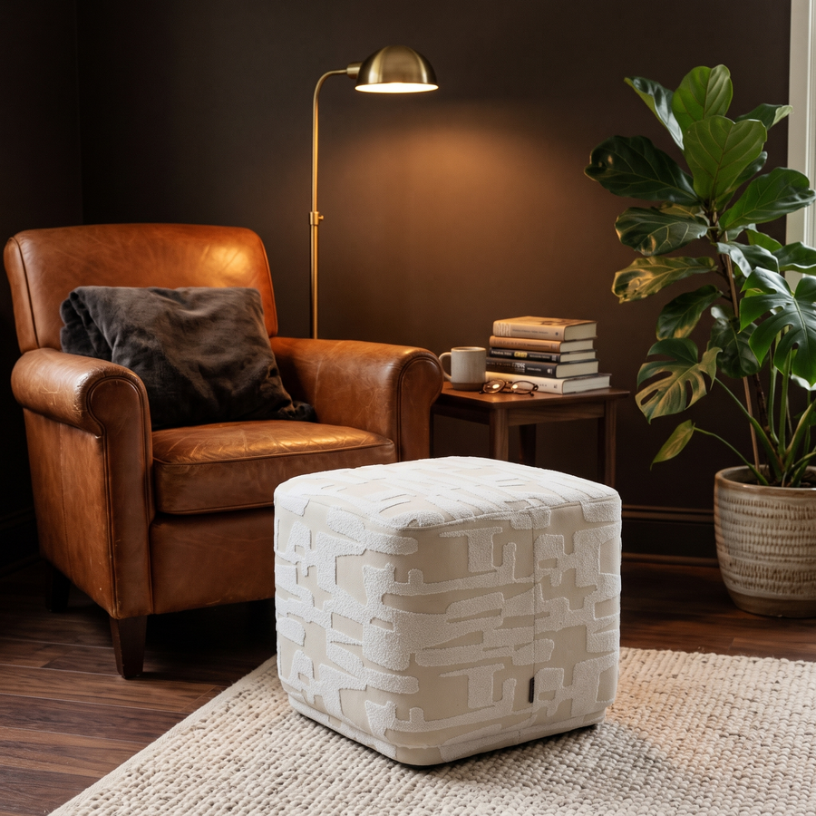 Vierkante poef grafische print naturel als voetenbank bij fauteuil