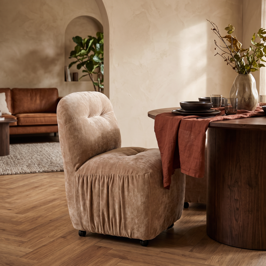Nook eetkamerstoel beige in een warm interieur
