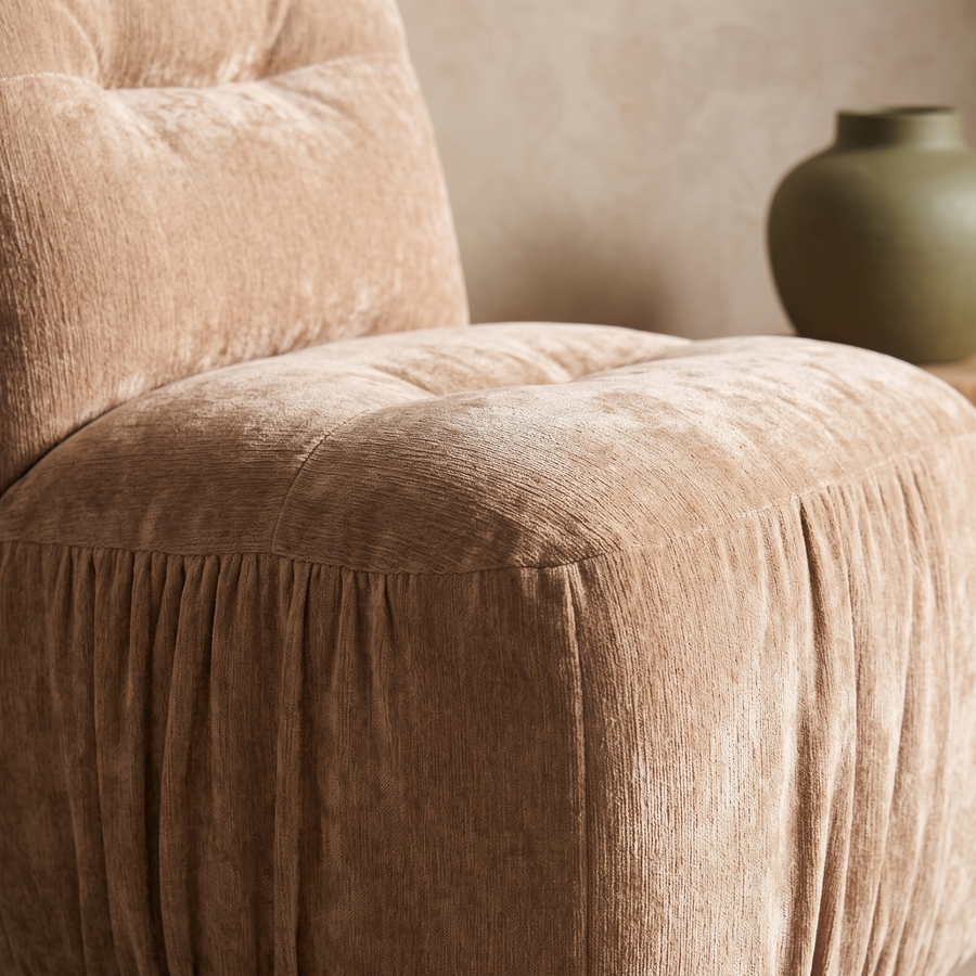 Detail van de beige stof van de Nook eetkamerstoel