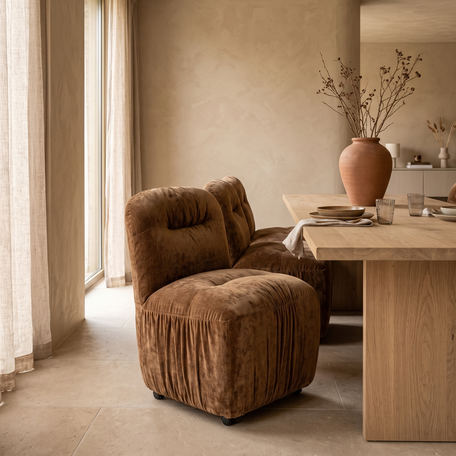 Nook eetkamerstoel mosterd in een warm interieur