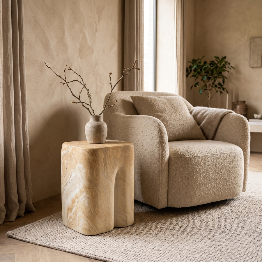 Bijzettafel Miga crème naast een fauteuil