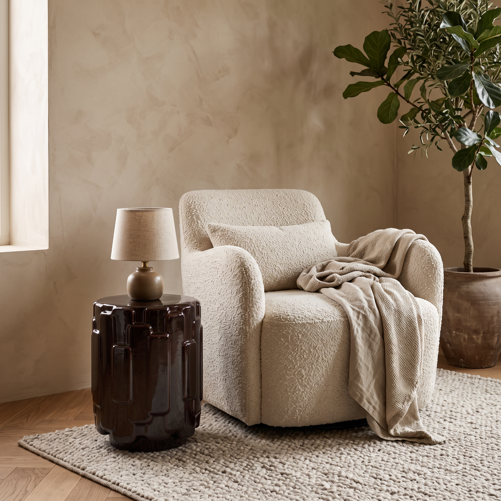 Bijzettafel Geary naast een fauteuil