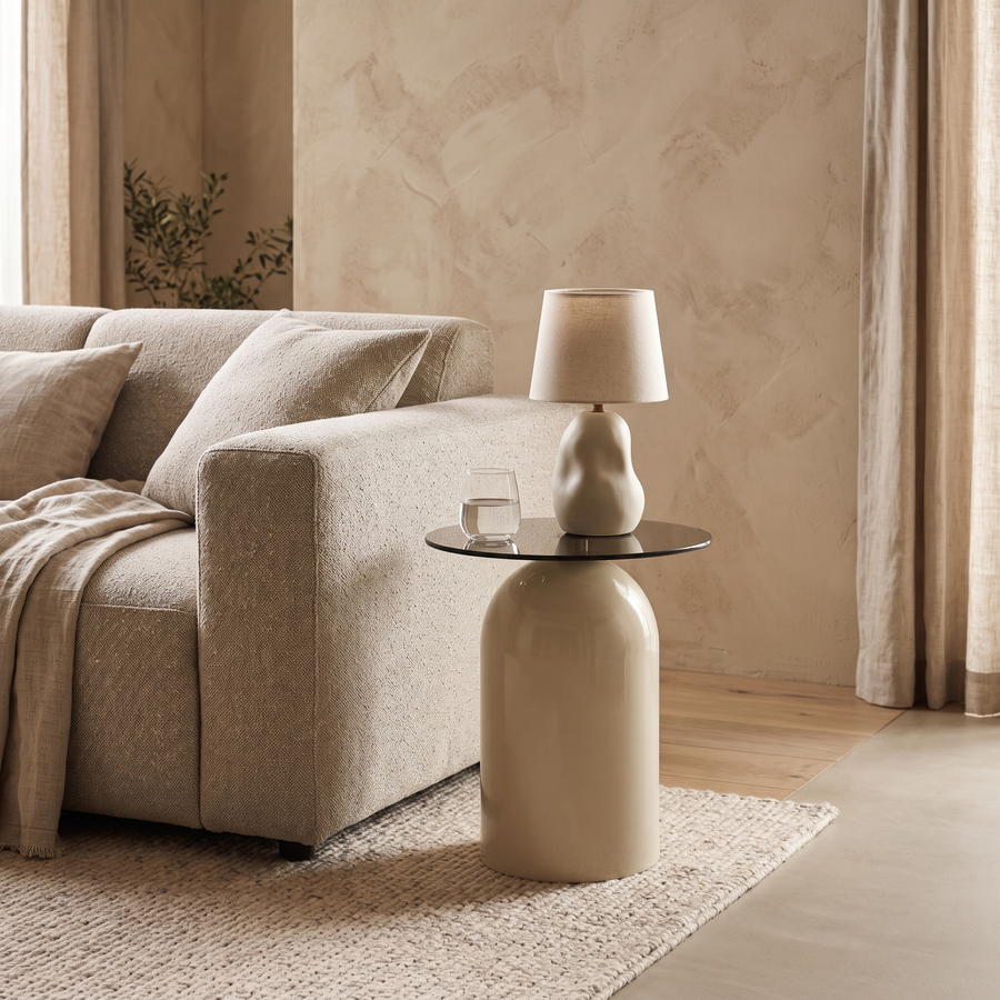 Bijzettafel Irona beige naast een bank