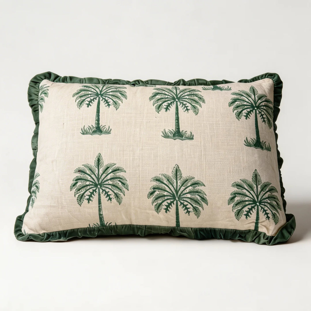Palm Kussen 40x60 cm – Beige met Groene Print & Ruffle Rand