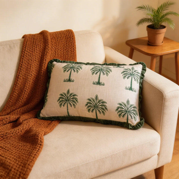 Palm Kussen 40x60 cm – Beige met Groene Print & Ruffle Rand