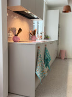 Leopard theedoek turquoise oranje in de keuken