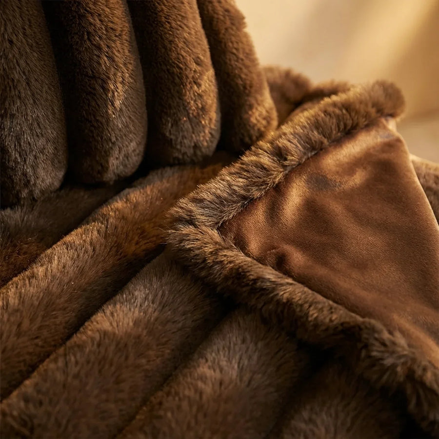 Polly bontplaid donkerbruin – detail van het geribde bont met de velvet achterkant