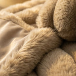 Polly bontplaid sand – detail van het geribde bont met de velvet achterkant