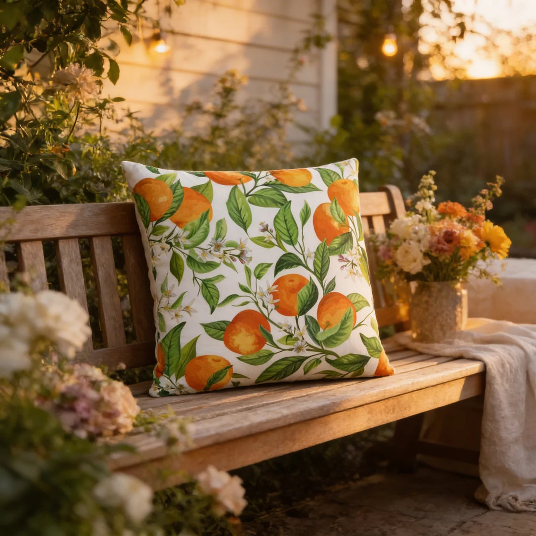 Oranje Buitenkussen 45x45 cm – Waterafstotend Sierkussen met Bladeren & Bloemen Print