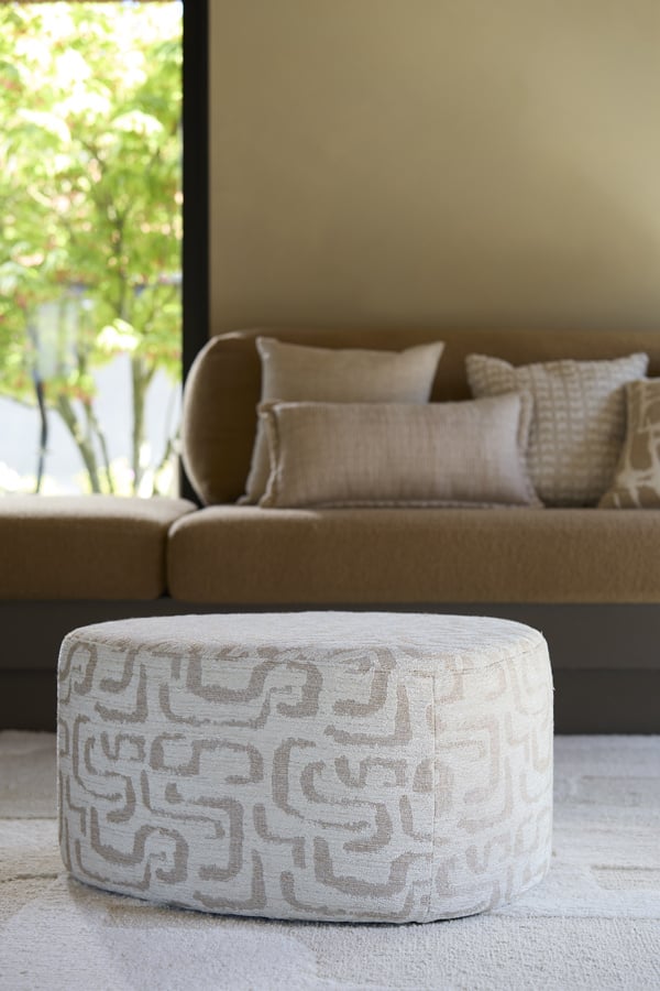 Poef Liberia beige print in woonkamer