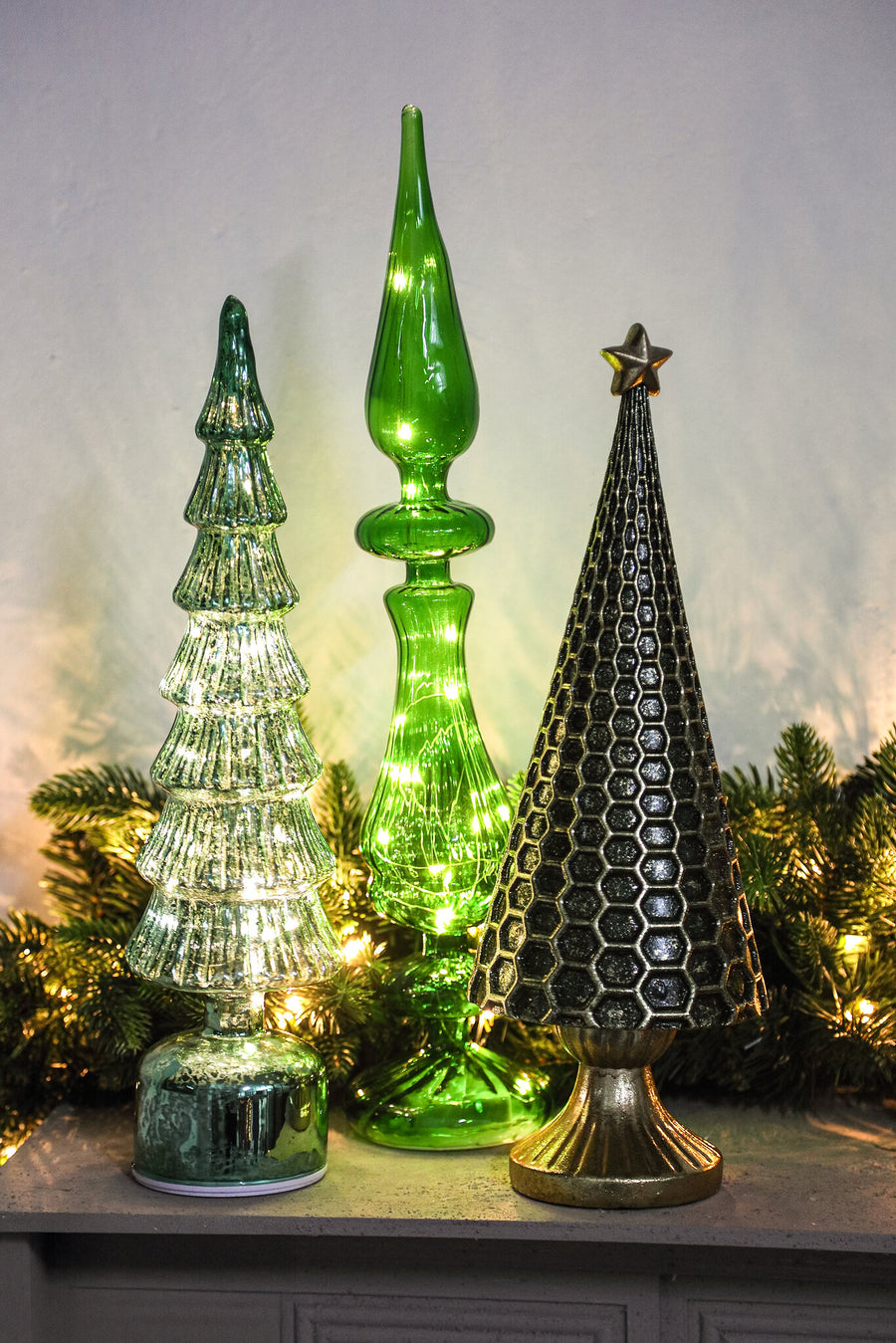 Groene glazen LED kerstbomen uit de Noran-serie bij elkaar
