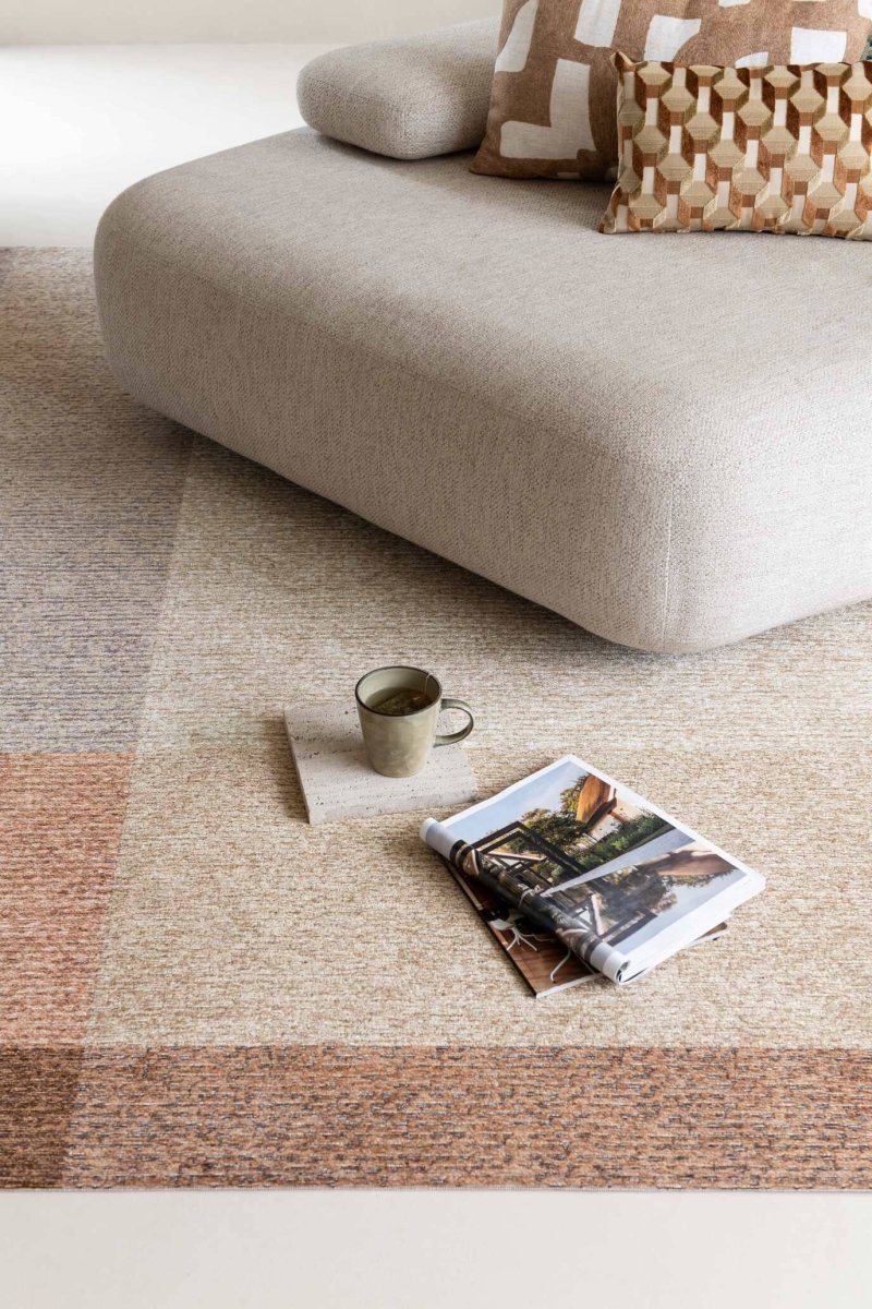 Brinker Nino vloerkleed Natural in woonkamer onder een lichte bank