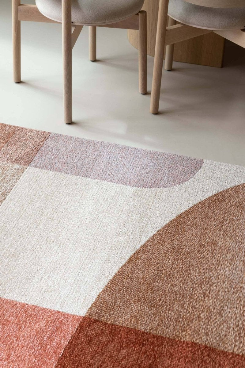 Brinker Sola vloerkleed Apricot in een woonkamer