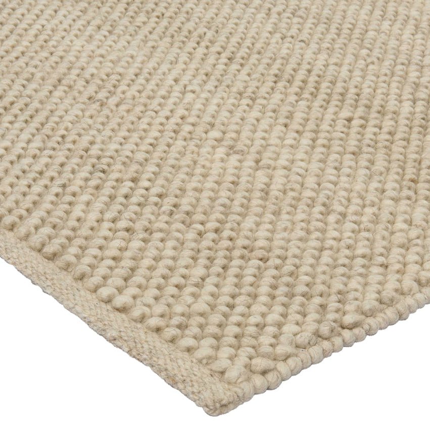 Detail van de handgeweven wollen structuur van het Boola vloerkleed Latte