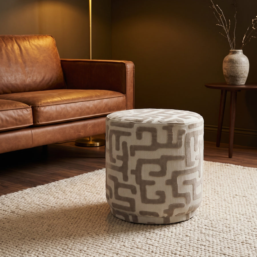 Ronde poef met doolhofprint naturel in warme woonkamer