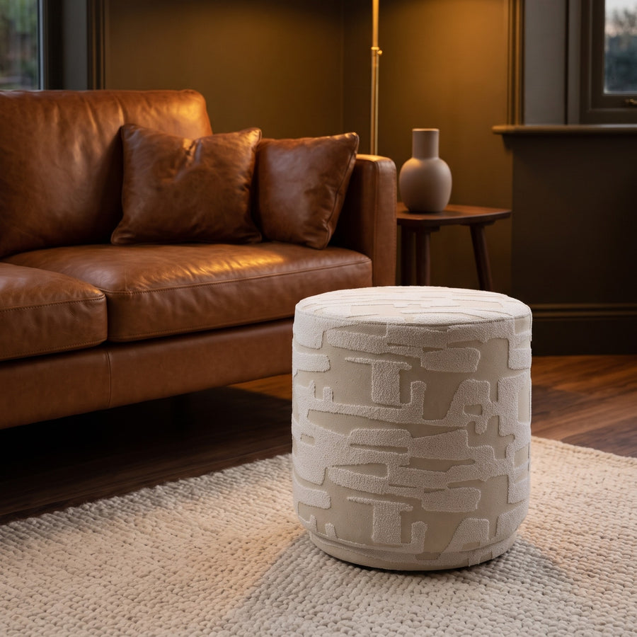 Ronde poef met grafische print naturel in warme woonkamer