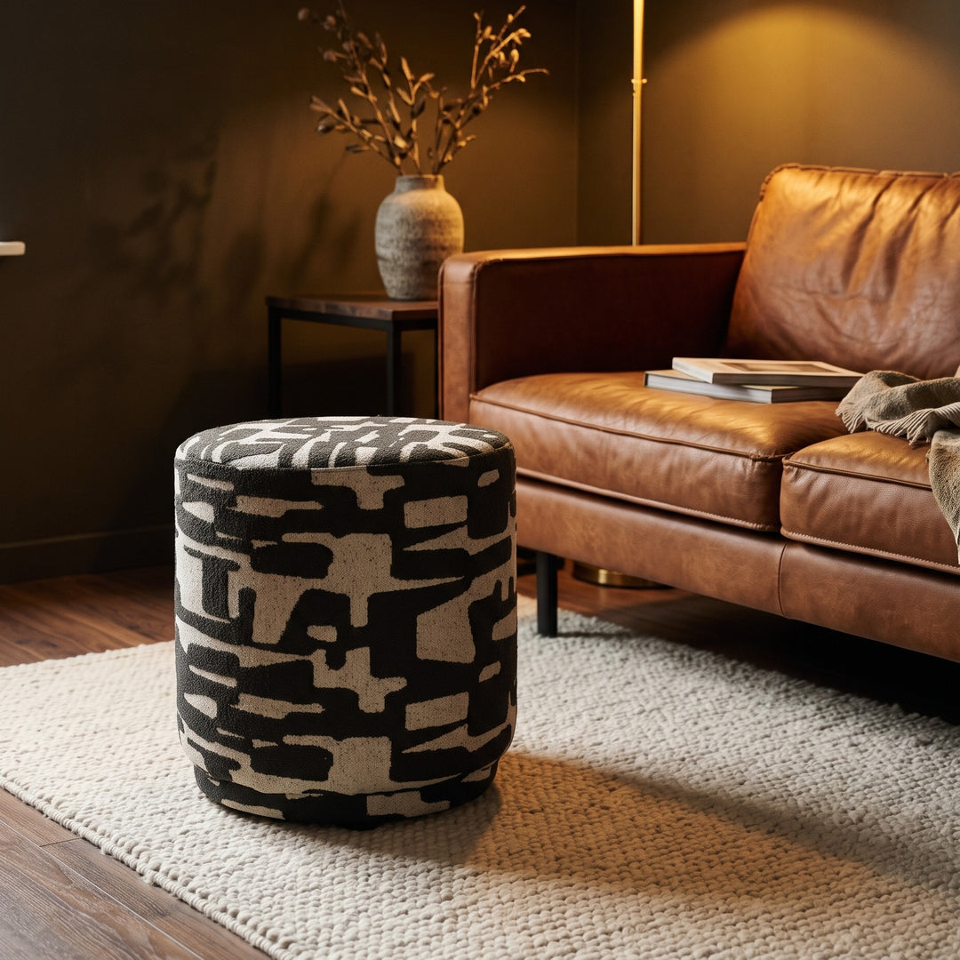 Ronde poef met grafische print zwart in warme woonkamer