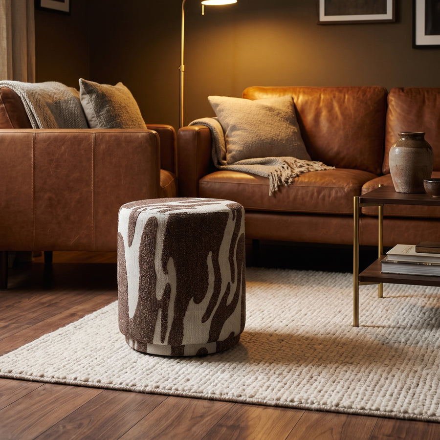 Ronde poef met print bruin in warme woonkamer