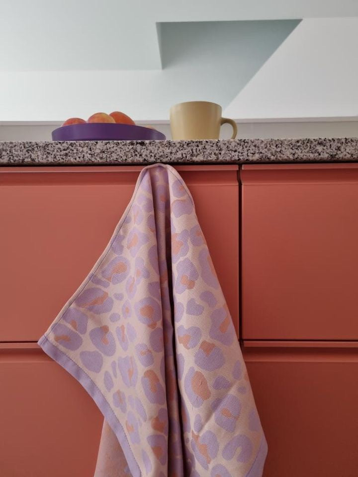 Lila peach luipaard theedoek in de keuken