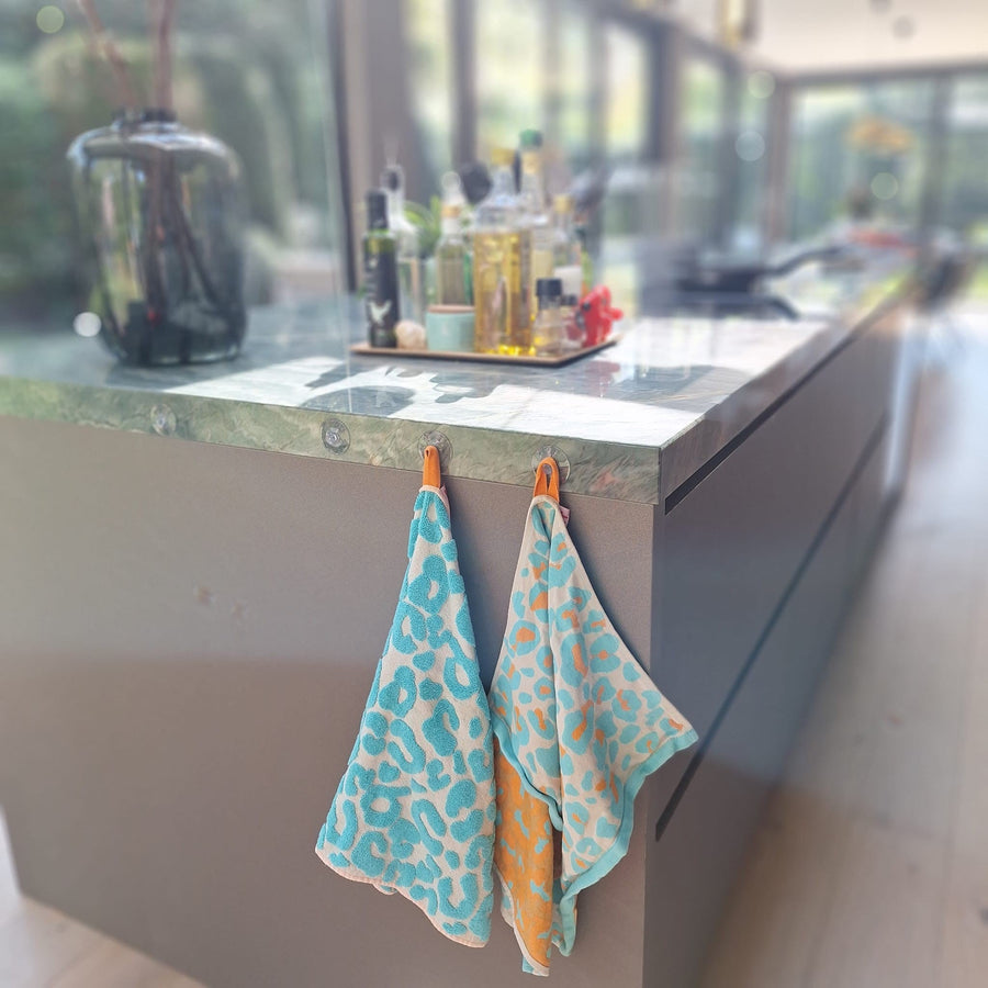 Theedoek en keukenhanddoek leopard turquoise oranje samen